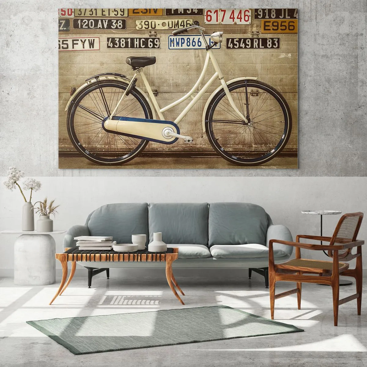 Glasbild - Bild auf glas - Ein altes Fahrrad an einer Wand mit Nummernschildern - 100x70cm - Keine Komplexe - Moderne Wanddekoration für Wohnzimmer und Schlafzimmer ARTTOR