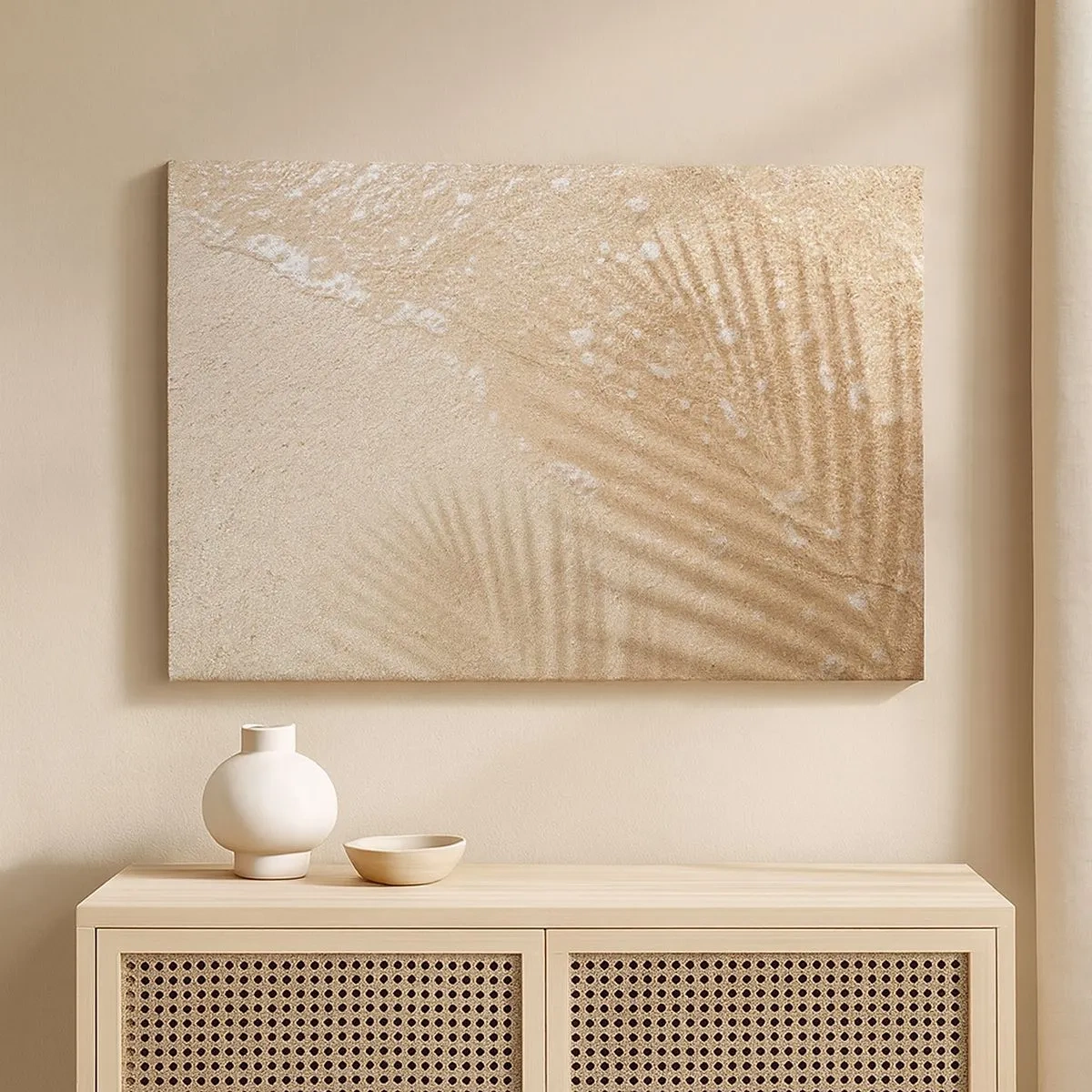 Bild auf Leinwand - Leinwandbild - Der Schatten einer Palme auf dem Sand mit einem zarten Wellenmuster - 70x50cm - Der Schatten eines heißen Sommers - Moderne Wanddekoration für Wohnzimmer und Schlafzimmer ARTTOR