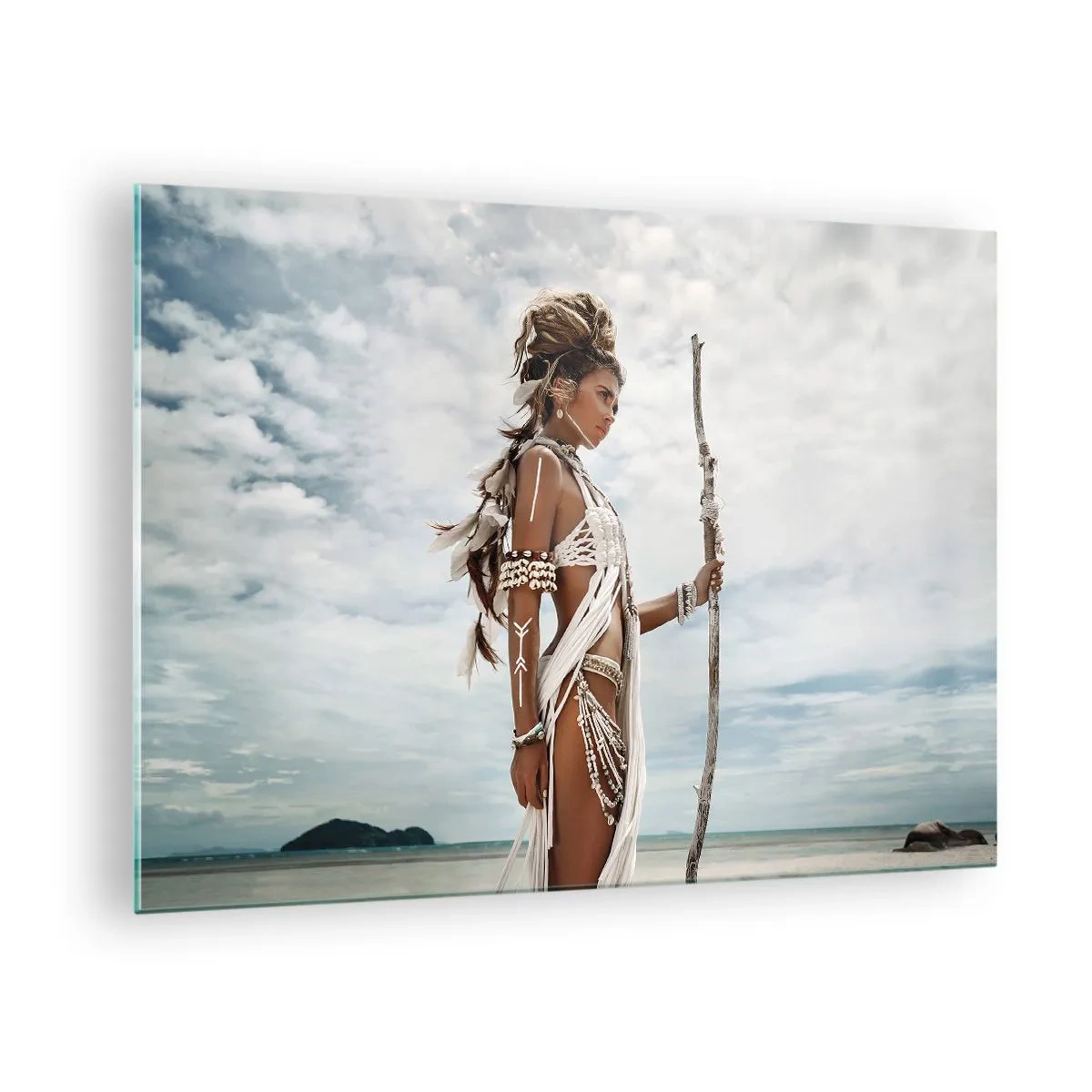 Glasbild - Bild auf glas - Eine exotische Figur vor Strand und Himmel - 70x50cm - Königin der Tropen - Moderne Wanddekoration für Wohnzimmer und Schlafzimmer ARTTOR