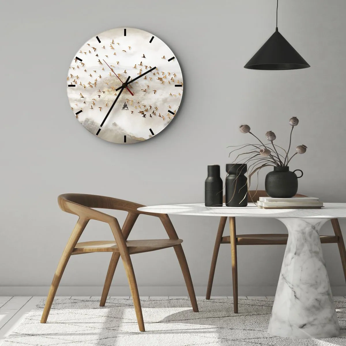 Wanduhr - Glasuhr - Ein Vogelschwarm fliegt vor der Kulisse der Berge in einem zarten Nebel - 30x30cm - Es ist schon die Zeit… - Moderne Wanddekoration für Wohnzimmer, Küche und Schlafzimmer ARTTOR
