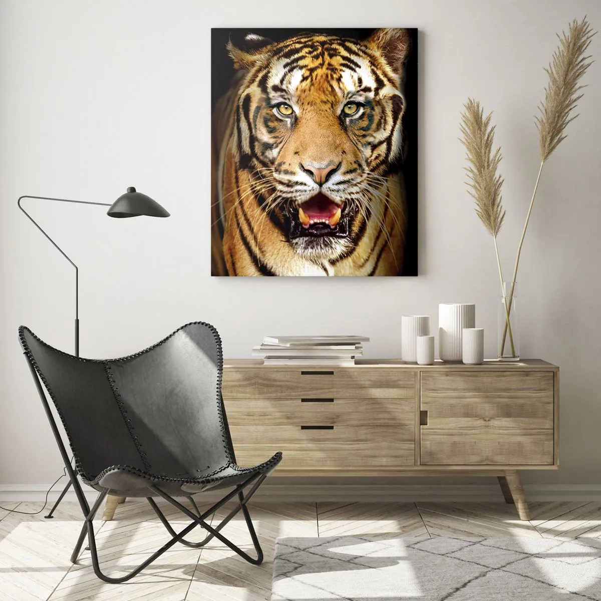 Glasbild - Bild auf glas - Ein Tiger mit offenem Maul auf schwarzem Hintergrund - 80x120cm - Wild im Herzen - Moderne Wanddekoration für Wohnzimmer und Schlafzimmer ARTTOR