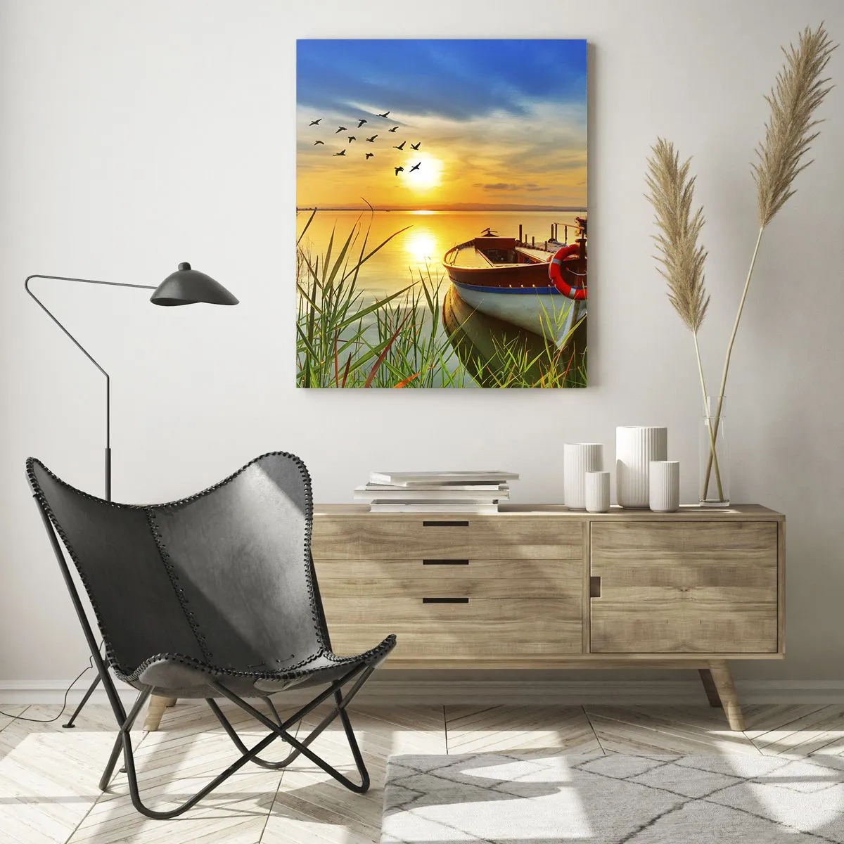 Glasbild - Bild auf glas - Ein Boot auf einem See bei Sonnenuntergang mit Vögeln am Himmel - 50x70cm - Die Kormorane fliegen schon weg - Moderne Wanddekoration für Wohnzimmer und Schlafzimmer ARTTOR