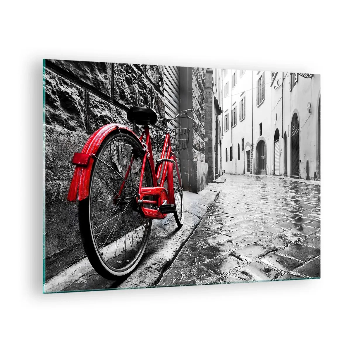 Glasbild - Bild auf glas - Ein rotes Fahrrad auf einer Kopfsteinpflasterstraße mit monochromem Hintergrund. - 70x50cm - Wahre Schönheit wird nicht alt - Moderne Wanddekoration für Wohnzimmer und Schlafzimmer ARTTOR