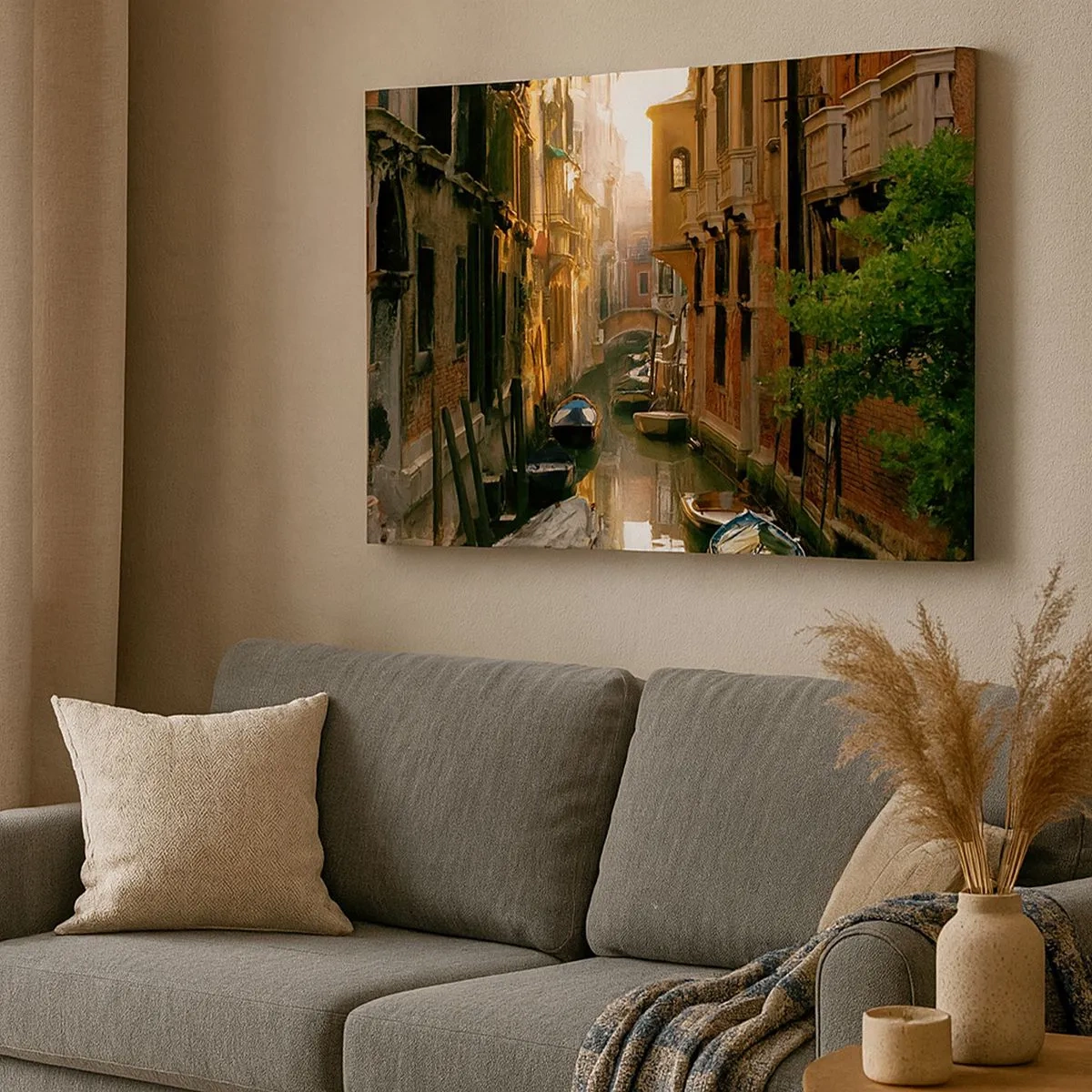 Bild auf Leinwand - Leinwandbild - Ein malerischer Kanal in Venedig mit Booten und einer Brücke - 70x50cm - In einer venezianischen Gasse - Moderne Wanddekoration für Wohnzimmer und Schlafzimmer ARTTOR