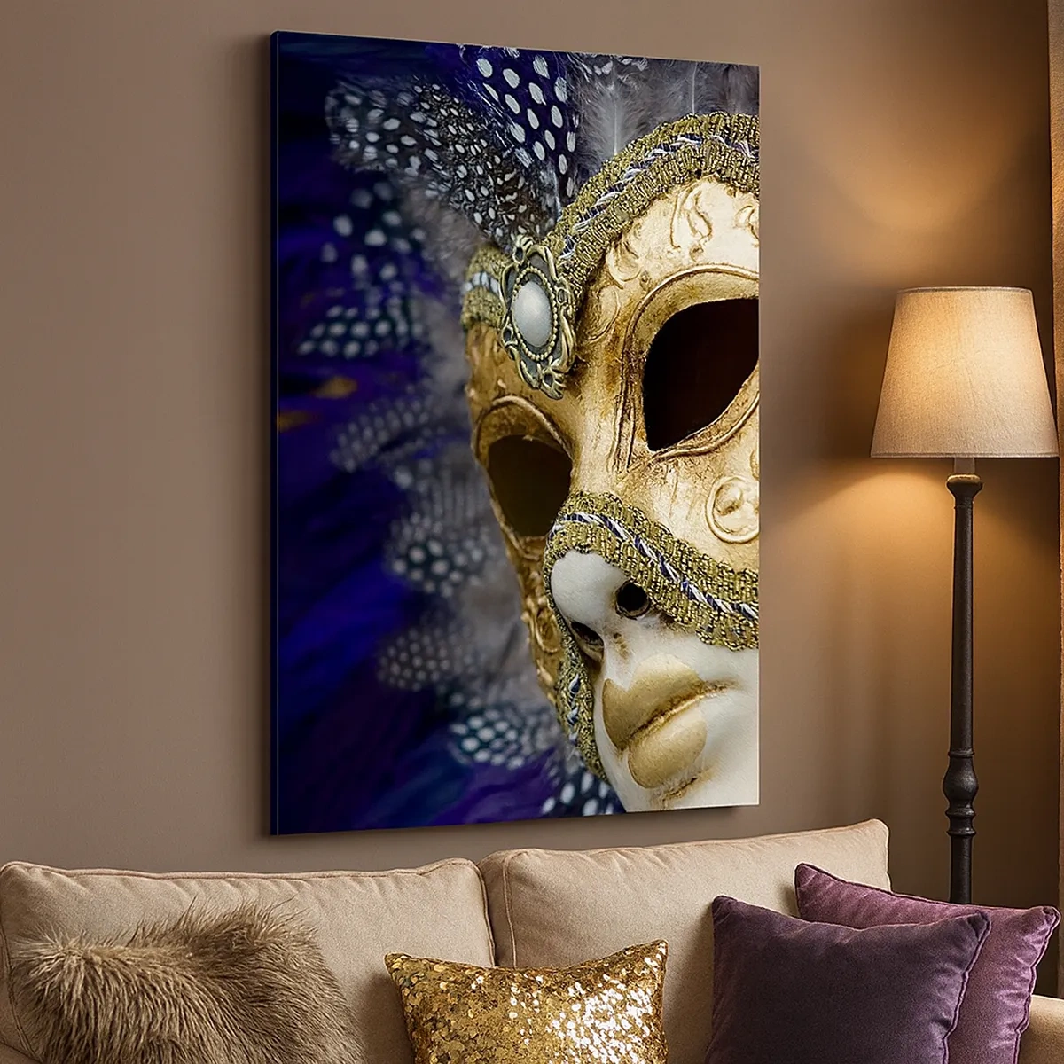 Bild auf Leinwand - Leinwandbild - Goldene venezianische Maske mit dekorativen Federn und Ornamenten - 50x70cm - Venezianisches Porträt in Gold - Moderne Wanddekoration für Wohnzimmer und Schlafzimmer ARTTOR