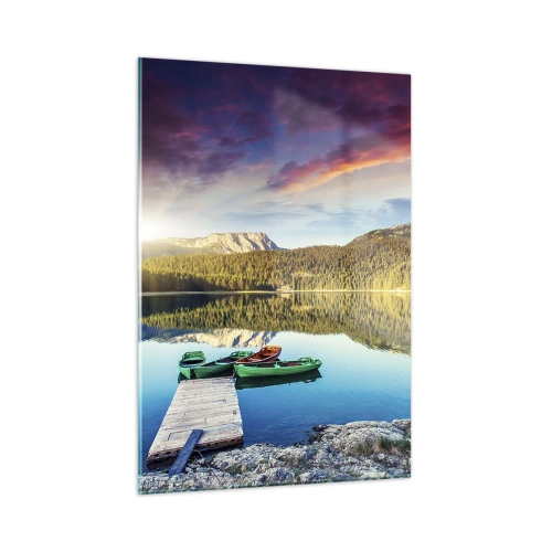 Glasbild - Bild auf glas - Ein malerischer See mit einem Holzsteg und Booten bei Sonnenuntergang - 50x70cm - Glatt wie ein Spiegel über dem Wasser - Moderne Wanddekoration für Wohnzimmer und Schlafzimmer ARTTOR