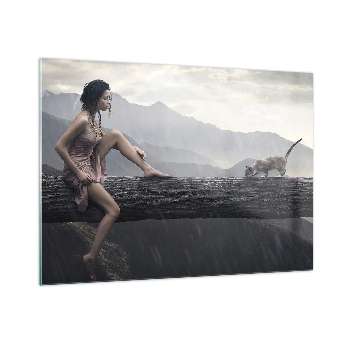 Glasbild - Bild auf glas - Eine Frau und eine Katze auf einem Holzstamm in einer regnerischen Landschaft - 100x70cm - Gipfel der Schönheit - Moderne Wanddekoration für Wohnzimmer und Schlafzimmer ARTTOR