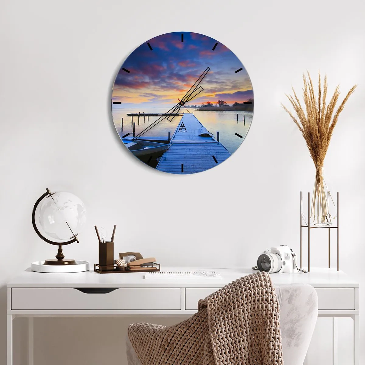 Wanduhr - Glasuhr - Lakeside Pier bei Sonnenaufgang - 30x30cm - Violett-goldene Ruhe - Moderne Wanddekoration für Wohnzimmer, Küche und Schlafzimmer ARTTOR