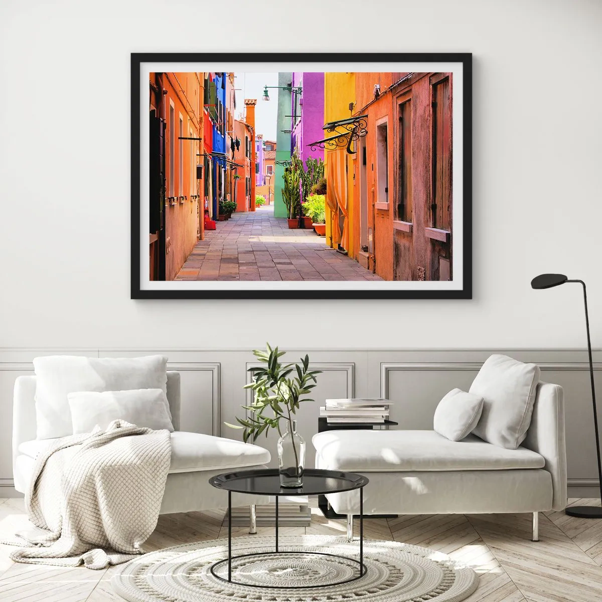 Poster in einem schwarzem Rahmen - Eine bunte Straße mit Mietshäusern in hellen Farbtönen - 100x70cm - Regenbogengasse - Moderne Wanddekoration für Wohnzimmer und Schlafzimmer ARTTOR