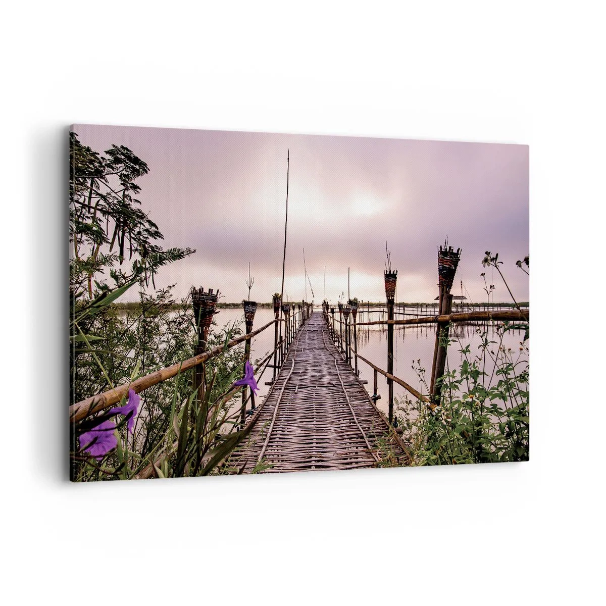 Bild auf Leinwand - Leinwandbild - Bambusbrücke über das Wasser im Morgengrauen - 120x80cm - Frieden und Ruhe Asiens - Moderne Wanddekoration für Wohnzimmer und Schlafzimmer ARTTOR