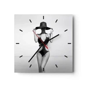 Wanduhr - Glasuhr - Schwarz-weiße Silhouette einer Frau mit Hut vor dem Meereshintergrund - 30x30cm - Mein Name ist: Eleganz - Moderne Wanddekoration für Wohnzimmer und Schlafzimmer ARTTOR