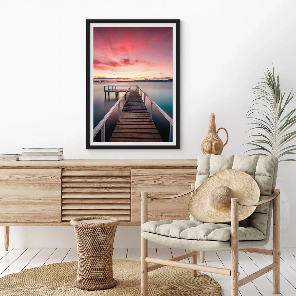 Poster in einem schwarzem Rahmen - Ein Pier am See im Licht der untergehenden Sonne - 50x70cm - Die sanfte Flamme des Abends - Moderne Wanddekoration für Wohnzimmer und Schlafzimmer ARTTOR
