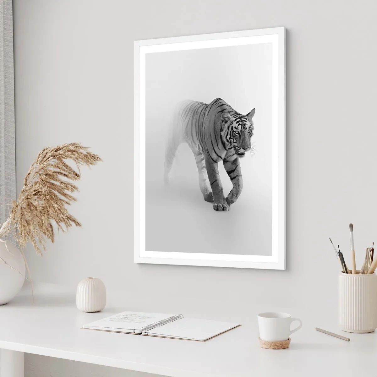 Poster in einem weißen Rahmen - Im Nebel gelauert - 30x40 cm