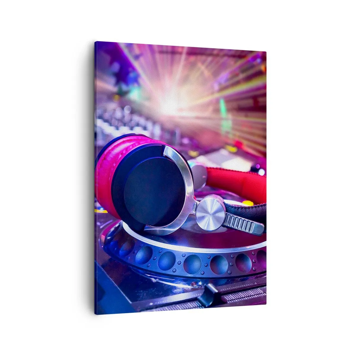 Bild auf Leinwand - Leinwandbild - DJ-Kopfhörer auf einer Konsole, die von Scheinwerfern auf einer Party beleuchtet wird - 50x70cm - Es wird, es wird passieren - Moderne Wanddekoration für Wohnzimmer und Schlafzimmer ARTTOR