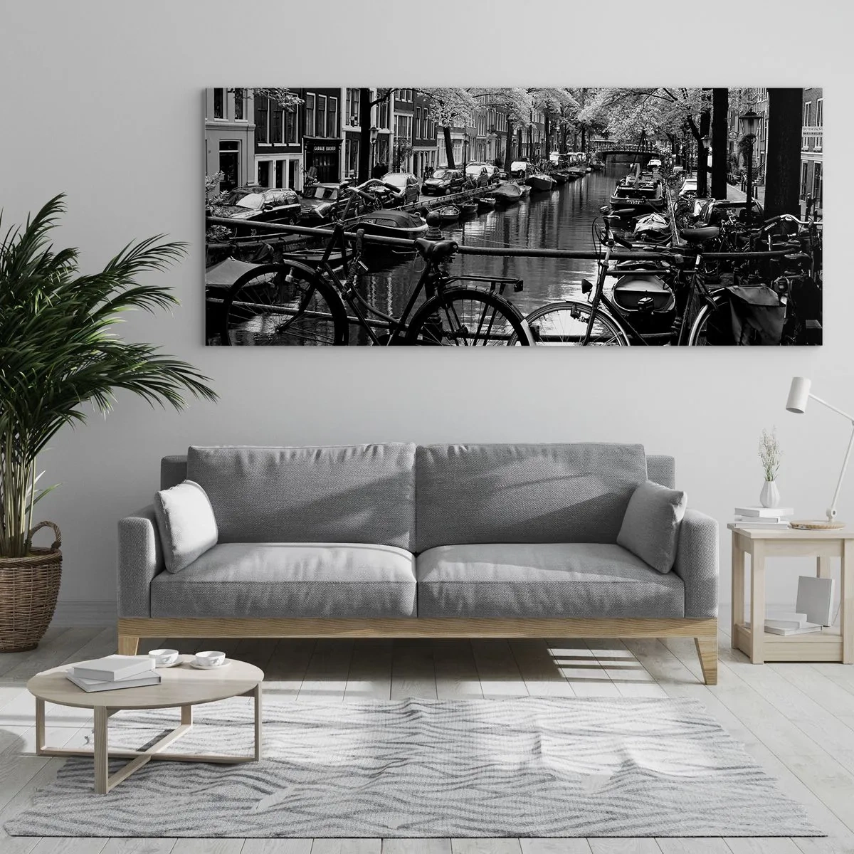 Glasbild - Bild auf glas - Kanal mit Fahrrädern in Schwarzweißfotografie - 120x50cm - Ein sehr holländischer Anblick - Moderne Wanddekoration für Wohnzimmer und Schlafzimmer ARTTOR