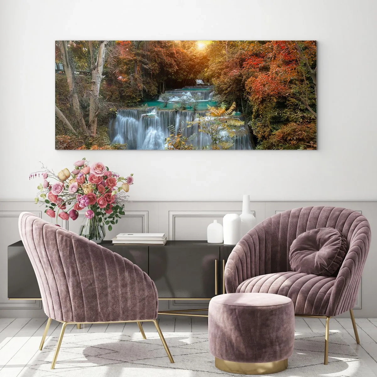 Glasbild - Bild auf glas - Herbstlicher Wasserfall, umgeben von bunten Bäumen im Sonnenlicht - 140x50cm - Versteckter Schatz des Waldes - Moderne Wanddekoration für Wohnzimmer und Schlafzimmer ARTTOR