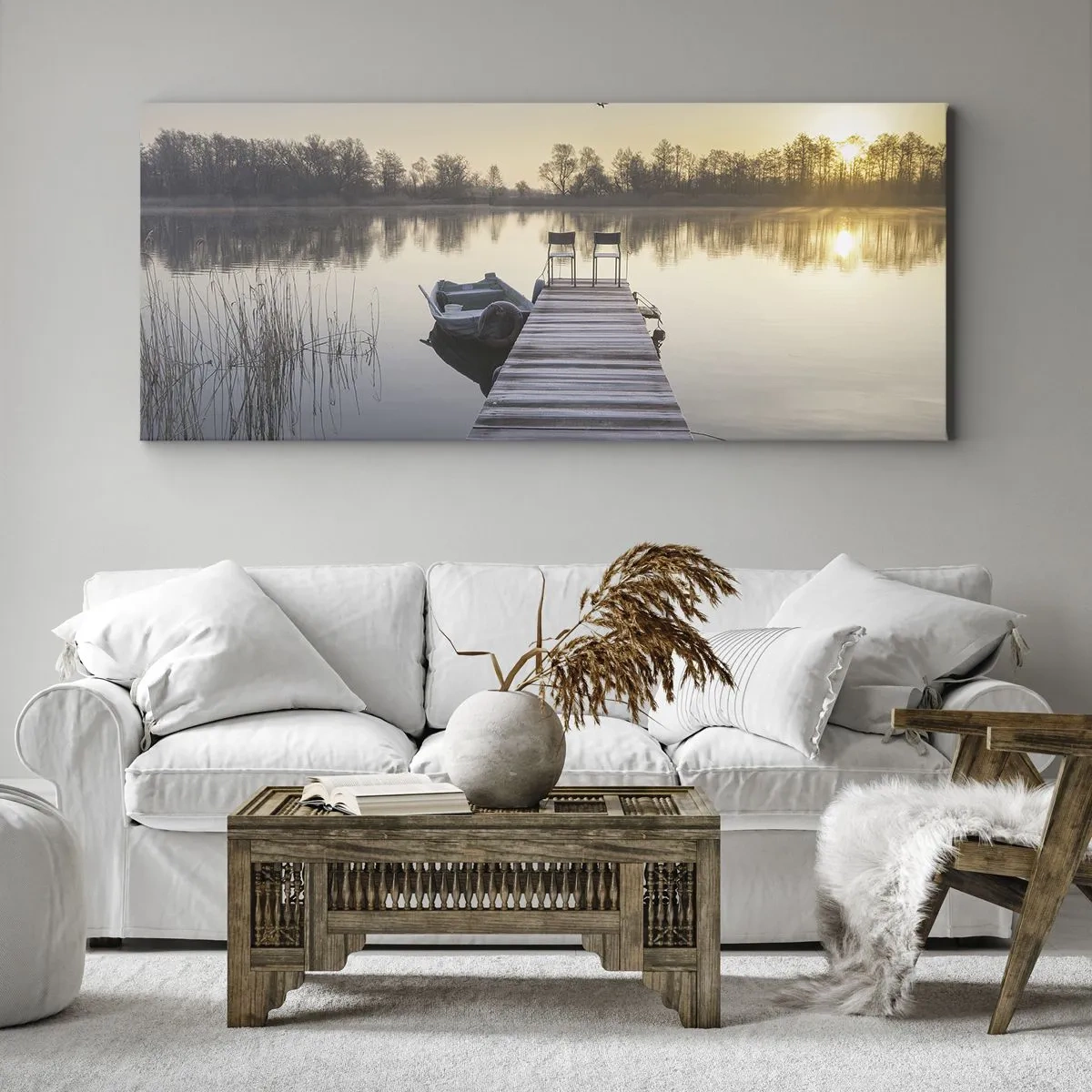 Bild auf Leinwand - Leinwandbild - Ein Pier am Seeufer am Morgen mit einem Boot und Stühlen - 140x50cm - Ich komme nach einiger Zeit zurück - Moderne Wanddekoration für Wohnzimmer und Schlafzimmer ARTTOR