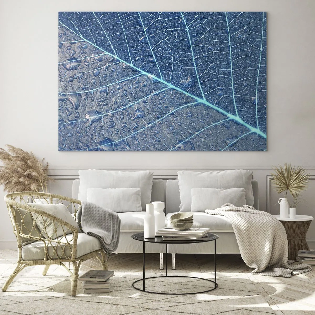 Glasbild - Bild auf glas - Makrofotografie eines Blattes mit Wassertropfen in Blautönen - 120x80cm - Leben in Blau - Moderne Wanddekoration für Wohnzimmer und Schlafzimmer ARTTOR