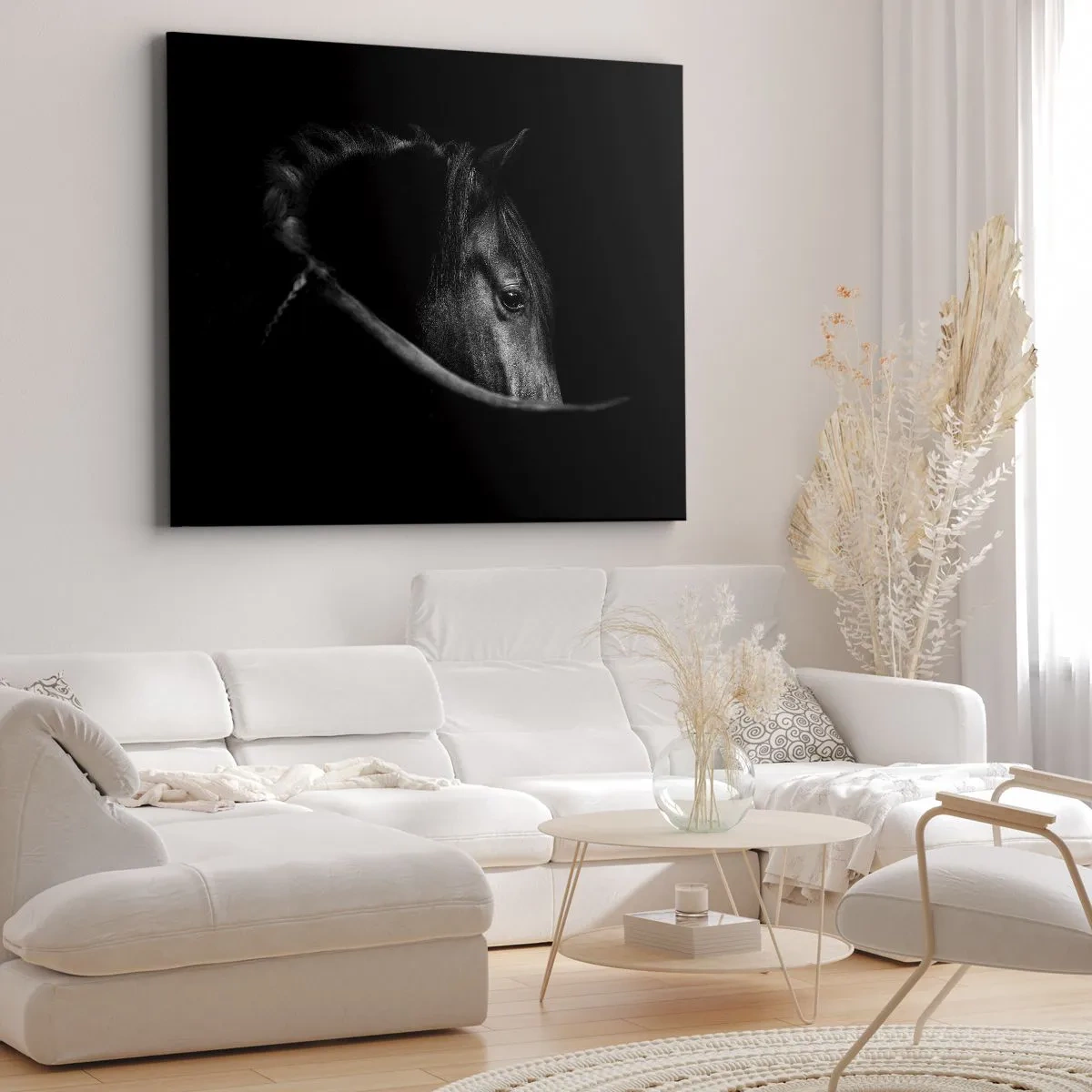 Bild auf Leinwand - Leinwandbild - Ein Schwarz-Weiß-Porträt eines Pferdes mit einem subtilen Spiel aus Licht und Schatten vor dunklem Hintergrund. - 100x70cm - Schwarzer Prinz - Moderne Wanddekoration für Wohnzimmer und Schlafzimmer ARTTOR