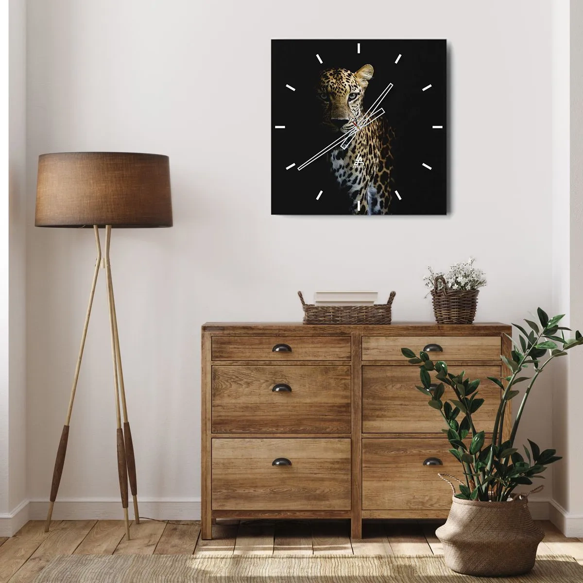 Wanduhr - Glasuhr - Ein Leopard auf dunklem Hintergrund mit intensivem Blick - 30x30cm - Dunkle Schönheit - Moderne Wanddekoration für Wohnzimmer und Schlafzimmer ARTTOR