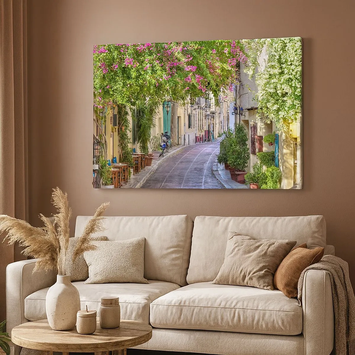 Bild auf Leinwand - Leinwandbild - Eine charmante Straße mit blühenden Weinreben und Cafétischen - 70x50cm - Blühende Gasse - Moderne Wanddekoration für Wohnzimmer und Schlafzimmer ARTTOR