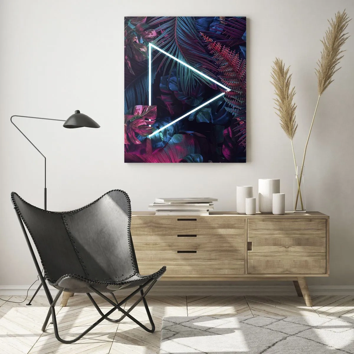 Glasbild - Bild auf glas - Ein Neondreieck, umgeben von tropischen Blättern in dunklen Farben. - 70x100cm - Garten im Disco-Stil - Moderne Wanddekoration für Wohnzimmer und Schlafzimmer ARTTOR