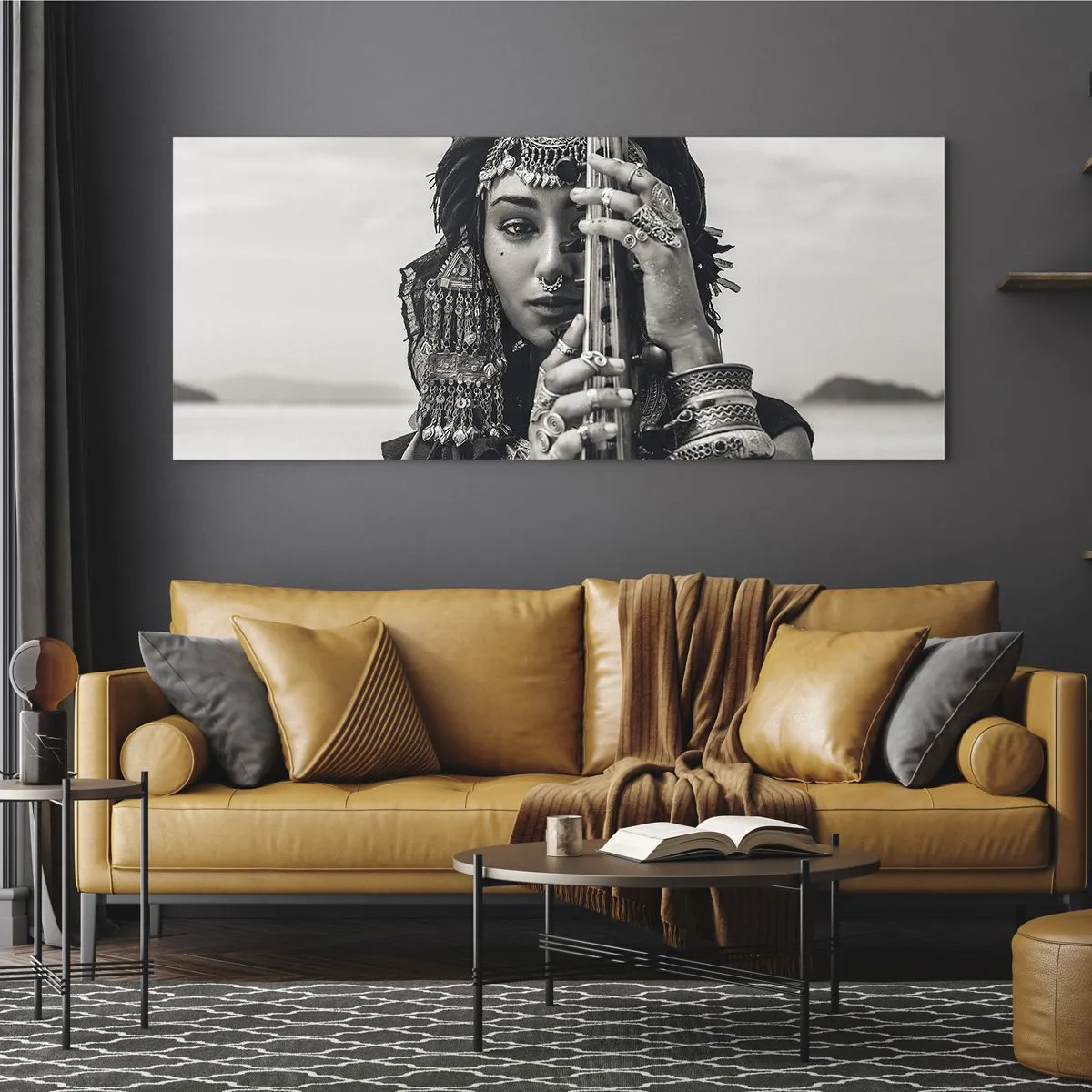 Glasbild - Bild auf glas - Porträt einer Frau mit ethnischem Schmuck, die ein Instrument in der Hand hält - 160x50cm - Die Musik des Orients selbst - Moderne Wanddekoration für Wohnzimmer und Schlafzimmer ARTTOR