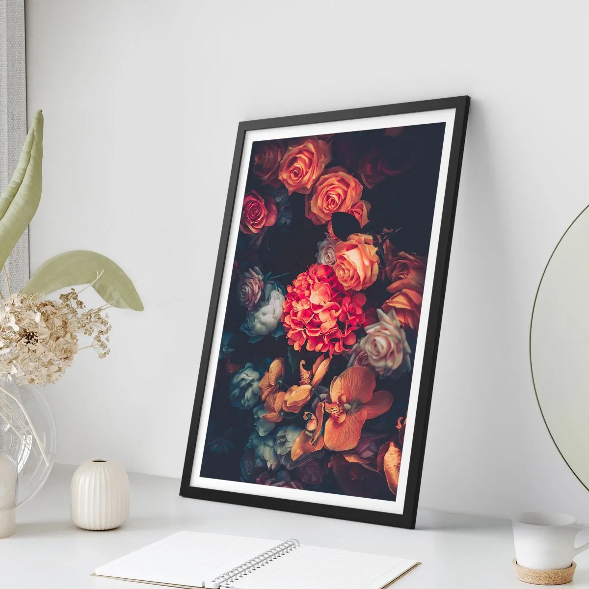Poster in einem schwarzem Rahmen - Eine Komposition aus dunklen Blumen mit einem Hauch barocker Ästhetik - 50x70cm - Wie bei den holländischen Meistern - Moderne Wanddekoration für Wohnzimmer und Schlafzimmer ARTTOR