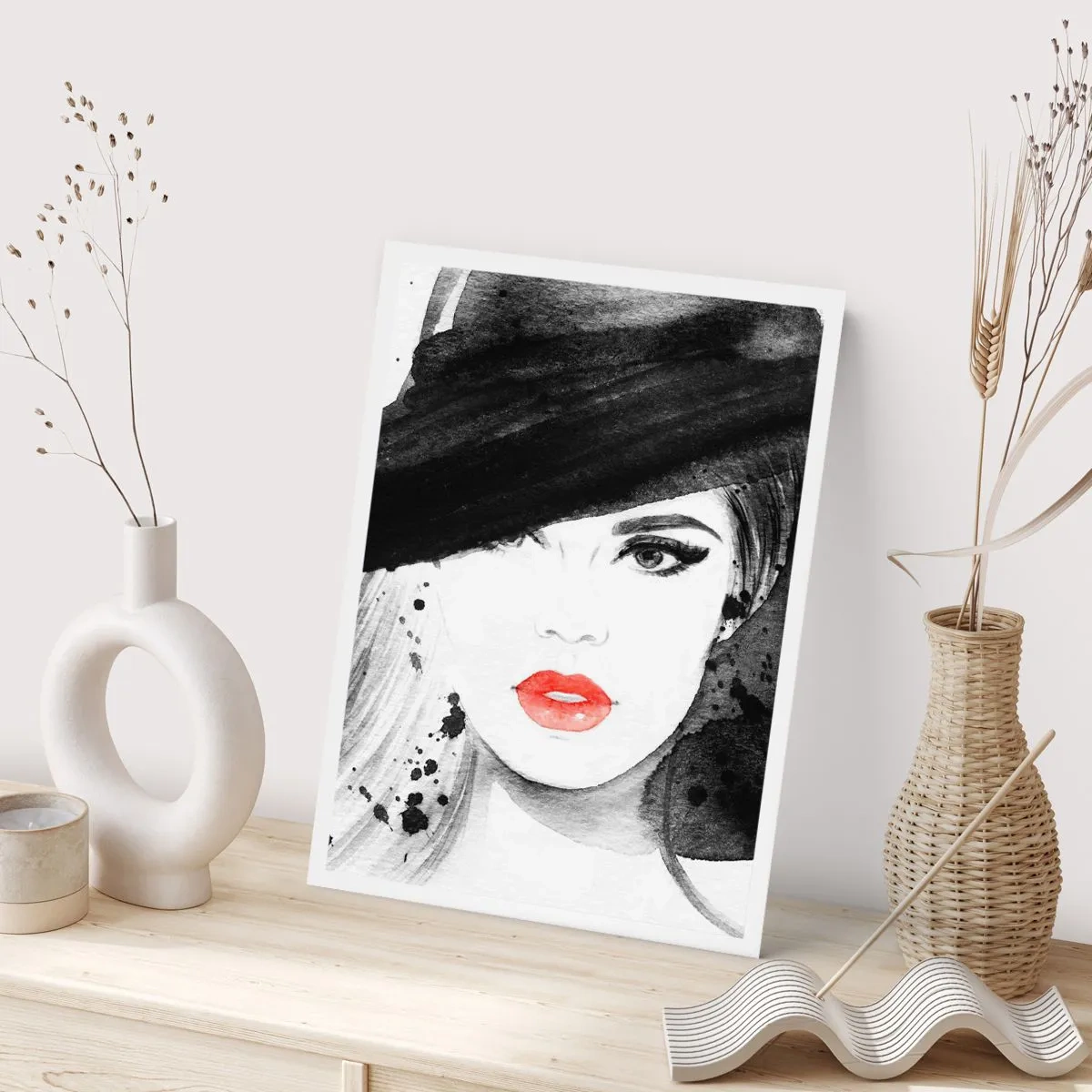 Poster - Porträt einer Frau mit Hut und rotem Lippenakzent - 50x70cm - Frau in schwarz - Moderne Wanddekoration für Wohnzimmer und Schlafzimmer ARTTOR