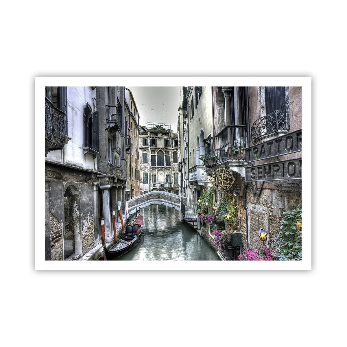 Poster - Venezianischer Kanal mit Gondel und Steinbrücke - 100x70cm - Seit Jahrhunderten in stiller Besinnung - Moderne Wanddekoration für Wohnzimmer und Schlafzimmer ARTTOR
