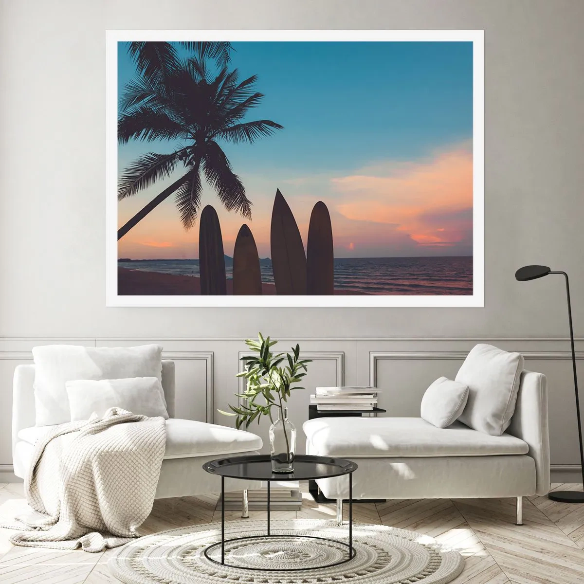 Poster - Surfbretter vor der Kulisse einer Palme und eines Sonnenuntergangs - 100x70cm - Morgen wird es auch lustig - Moderne Wanddekoration für Wohnzimmer und Schlafzimmer ARTTOR