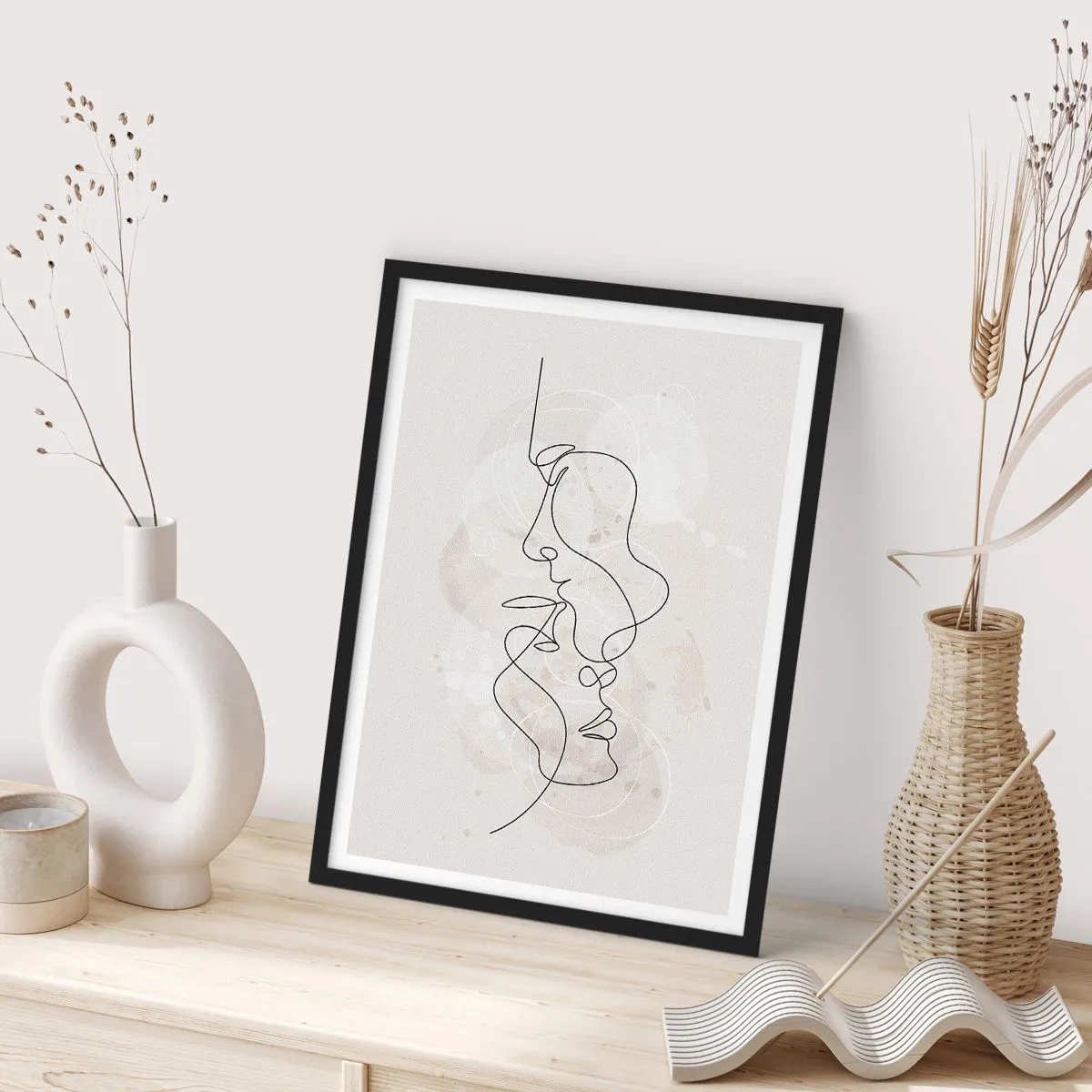 Poster in einem schwarzem Rahmen - Verstrickt in eine Umarmung - 61x91 cm