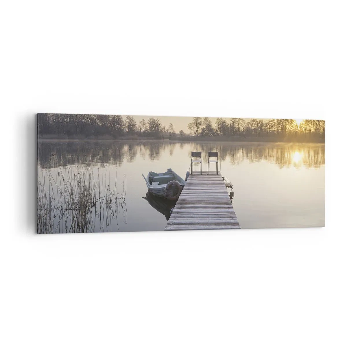 Bild auf Leinwand - Leinwandbild - Ein Pier am Seeufer am Morgen mit einem Boot und Stühlen - 140x50cm - Ich komme nach einiger Zeit zurück - Moderne Wanddekoration für Wohnzimmer und Schlafzimmer ARTTOR