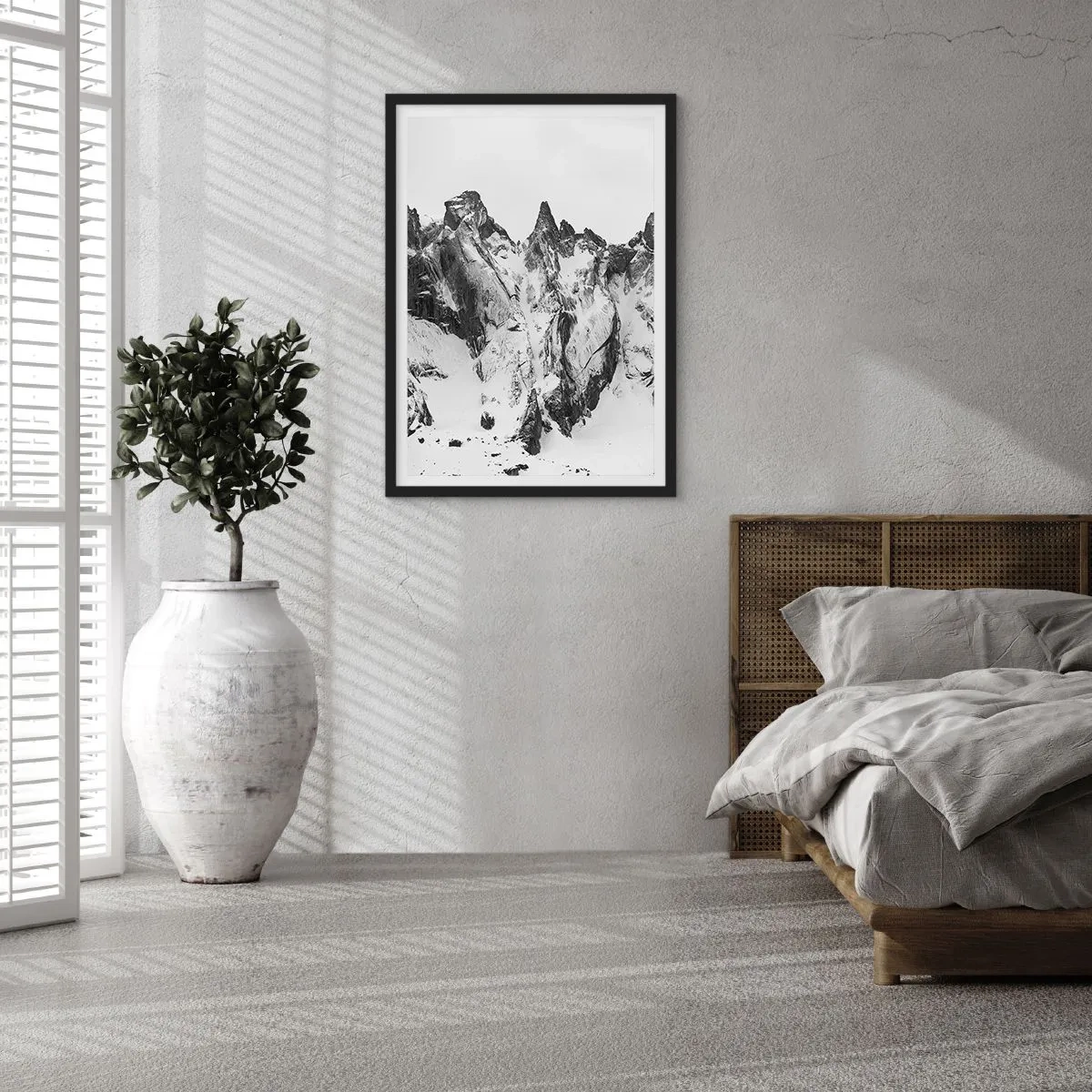 Poster in einem schwarzem Rahmen - Eine raue Berglandschaft in Schwarz-Weiß - 50x70cm - Gefährlicher Granitgrat - Moderne Wanddekoration für Wohnzimmer und Schlafzimmer ARTTOR