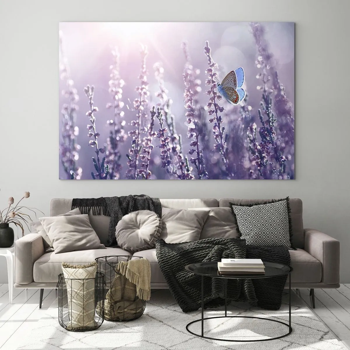 Glasbild - Bild auf glas - Ein Schmetterling in einem Lavendelfeld im Sonnenschein - 100x70cm - Schmetterlingskuss - Moderne Wanddekoration für Wohnzimmer und Schlafzimmer ARTTOR