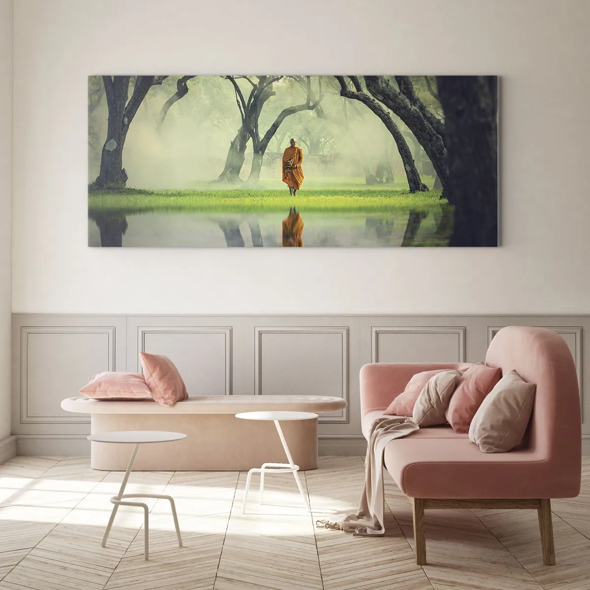 Glasbild - Bild auf glas - Ein Mönch in einer orangefarbenen Robe in einem Wald mit nebligem Hintergrund und Spiegelung im Wasser. - 120x50cm - Auf dem Weg zur Erleuchtung - Moderne Wanddekoration für Wohnzimmer und Schlafzimmer ARTTOR