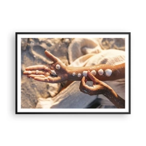 Poster in einem schwarzem Rahmen - Hände mit Muscheln auf dem Sandhintergrund angeordnet - 100x70cm - Schönheit an Ihren Fingerspitzen - Moderne Wanddekoration für Wohnzimmer und Schlafzimmer ARTTOR