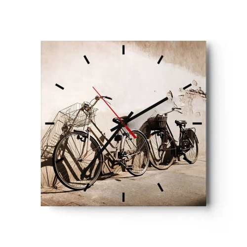 Wanduhr - Glasuhr - Zwei Fahrräder lehnen an einer alten Wand im Retro-Stil - 30x30cm - Der unvergessliche Charme der Vergangenheit - Moderne Wanddekoration für Wohnzimmer und Schlafzimmer ARTTOR