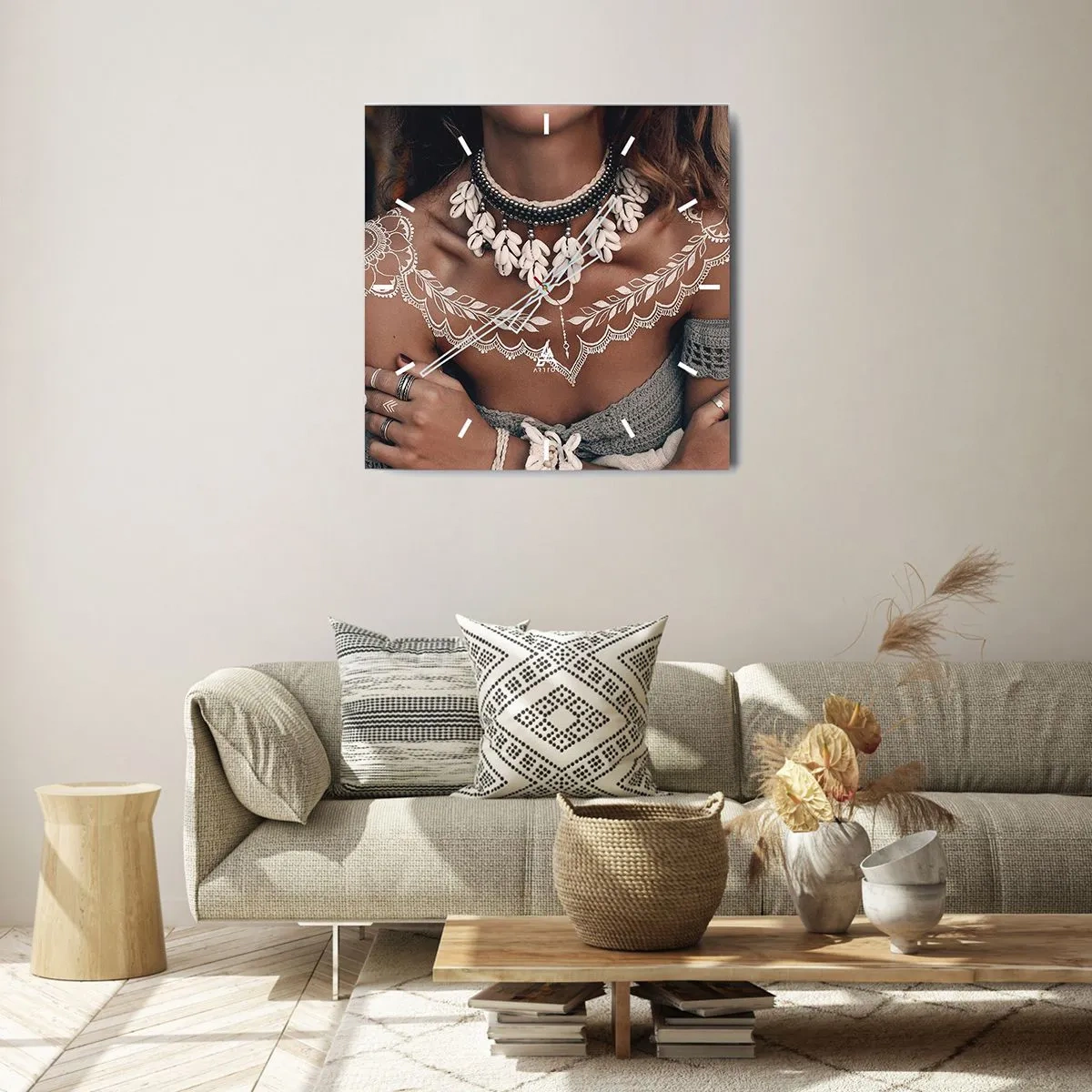 Wanduhr - Glasuhr - Boho-Style mit Muschelschmuck und Lochmuster - 30x30cm - Talismane, Rituale der Weiblichkeit - Moderne Wanddekoration für Wohnzimmer und Schlafzimmer ARTTOR