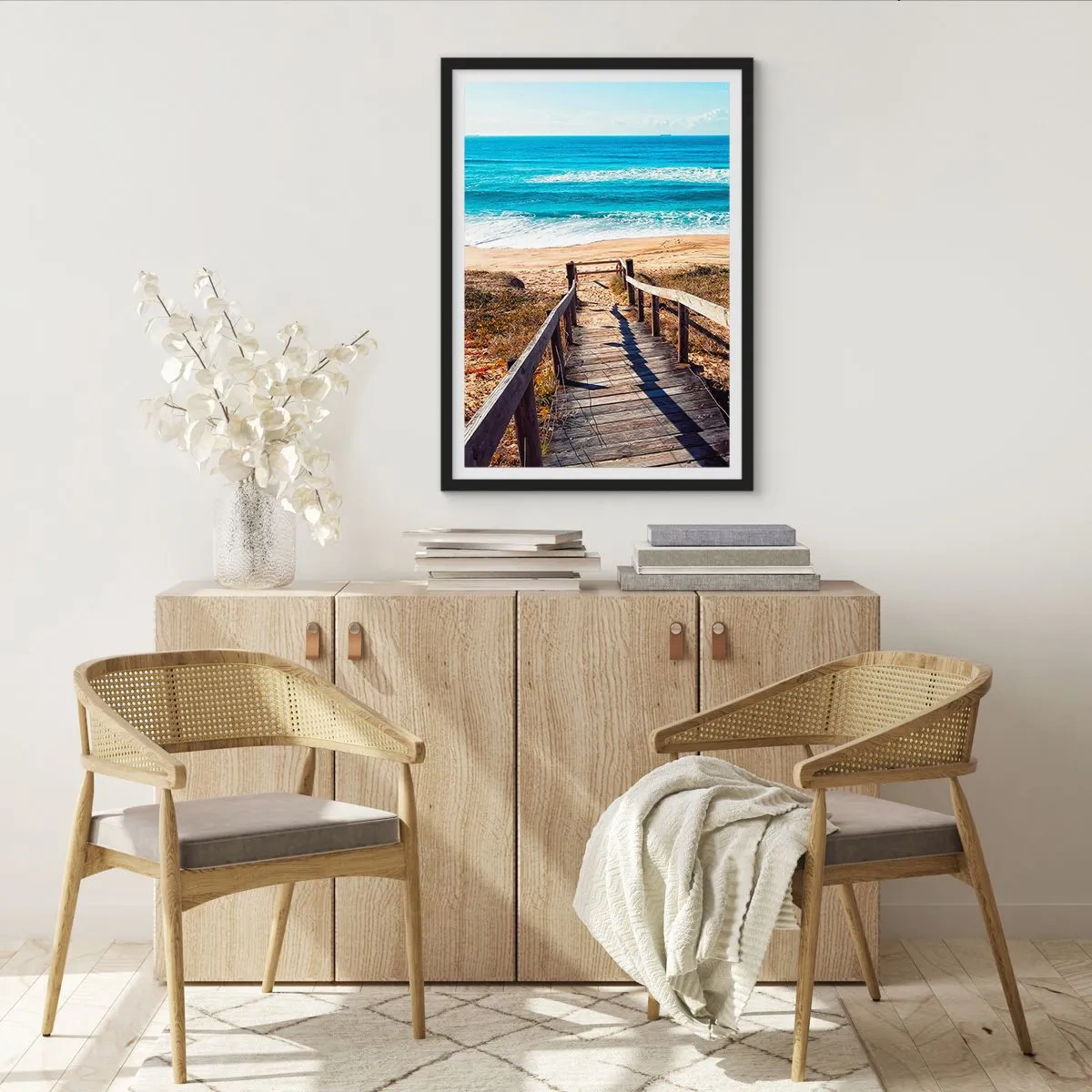 Poster in einem schwarzem Rahmen - Holzweg zum Strand mit Meerblick - 50x70cm - Lauf! - Moderne Wanddekoration für Wohnzimmer und Schlafzimmer ARTTOR