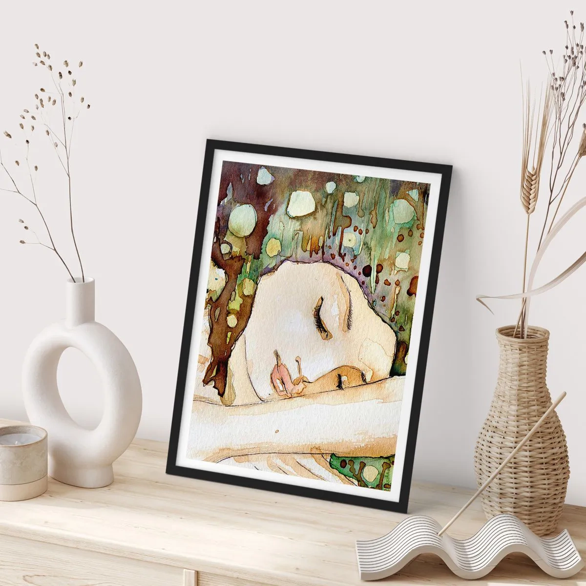 Poster in einem schwarzem Rahmen - Künstlerisches Aquarellporträt einer schlafenden Frau - 50x70cm - Ein smaragd-violetter Traum - Moderne Wanddekoration für Wohnzimmer und Schlafzimmer ARTTOR
