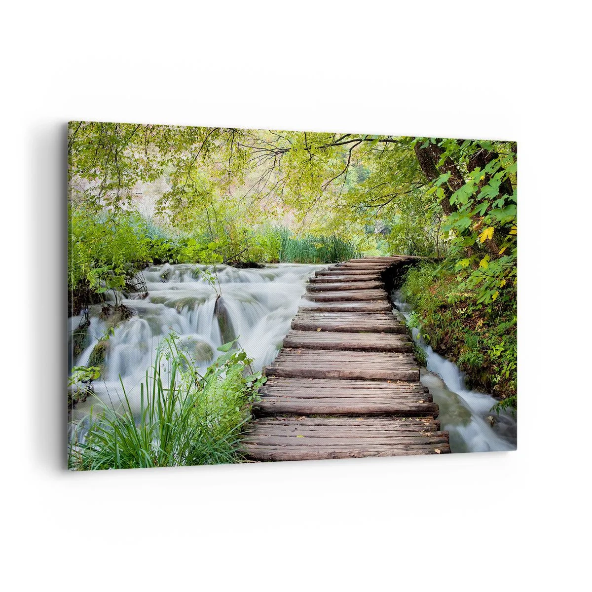 Bild auf Leinwand - Leinwandbild - Eine Holzbrücke über einen Wasserfall, umgeben von üppigem grünen Wald. - 100x70cm - Das Wasser ist überhaupt nicht ruhig - Moderne Wanddekoration für Wohnzimmer und Schlafzimmer ARTTOR