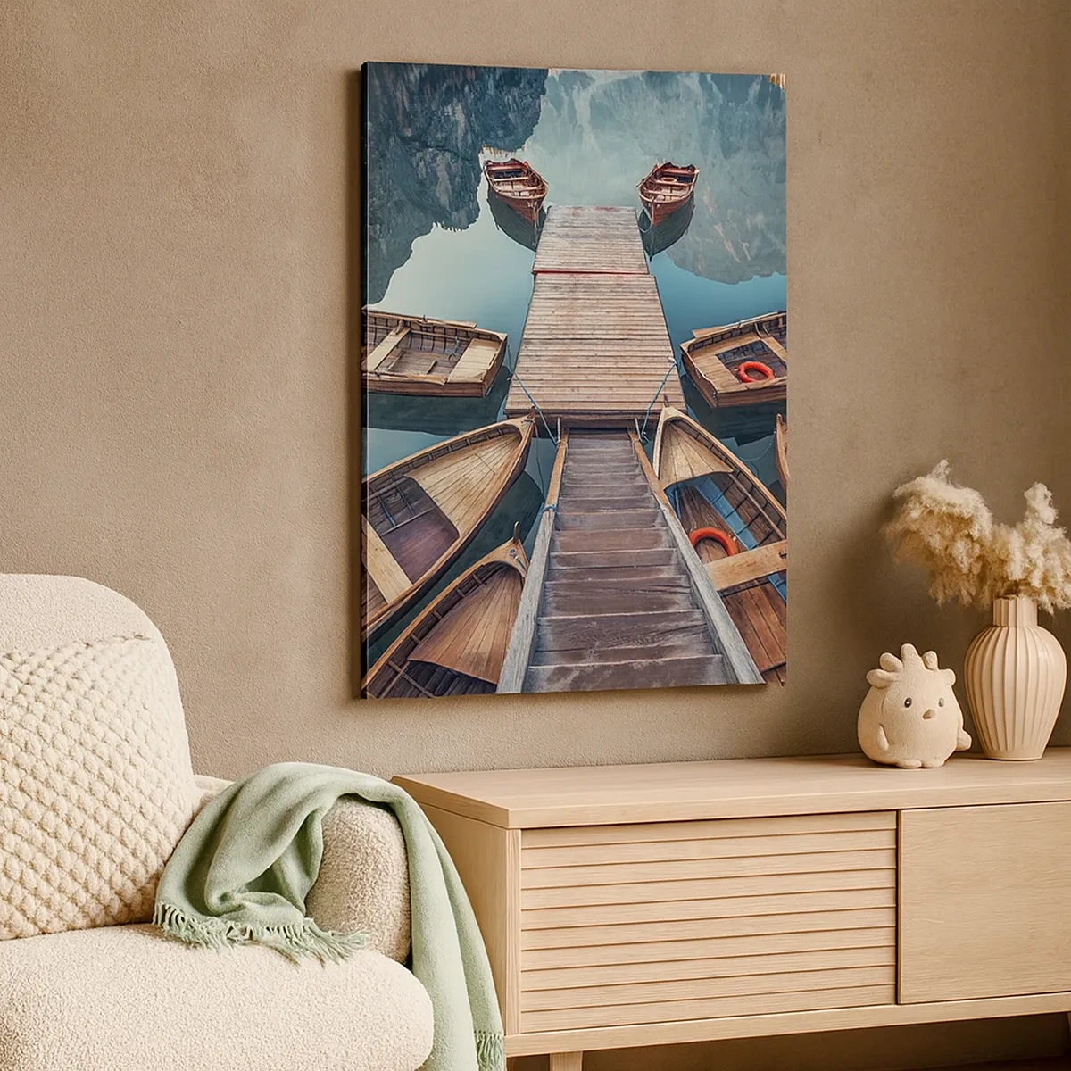 Bild auf Leinwand - Leinwandbild - Holzboote an einem Pier an einem Bergsee - 50x70cm - Ich warte am Yachthafen - Moderne Wanddekoration für Wohnzimmer und Schlafzimmer ARTTOR
