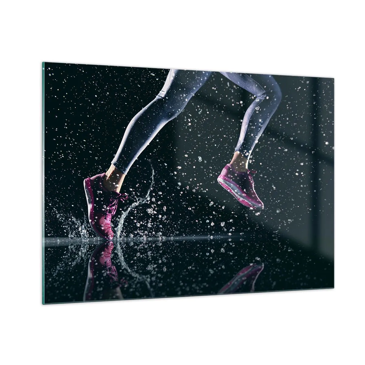 Glasbild - Bild auf glas - Laufen durchs Wasser in Sportschuhen vor dunklem Hintergrund - 100x70cm - Wie viel Kraft in den Beinen - Moderne Wanddekoration für Wohnzimmer und Schlafzimmer ARTTOR