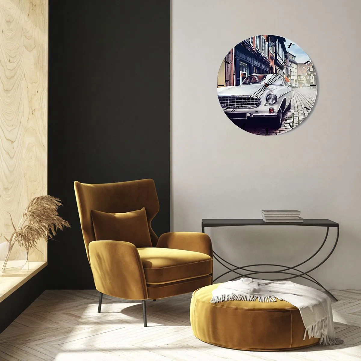 Wanduhr - Glasuhr - Ein Oldtimer auf einer Kopfsteinpflasterstraße, umgeben von Mietshäusern - 30x30cm - Die Vergangenheit ist heute - Moderne Wanddekoration für Wohnzimmer, Küche und Schlafzimmer ARTTOR