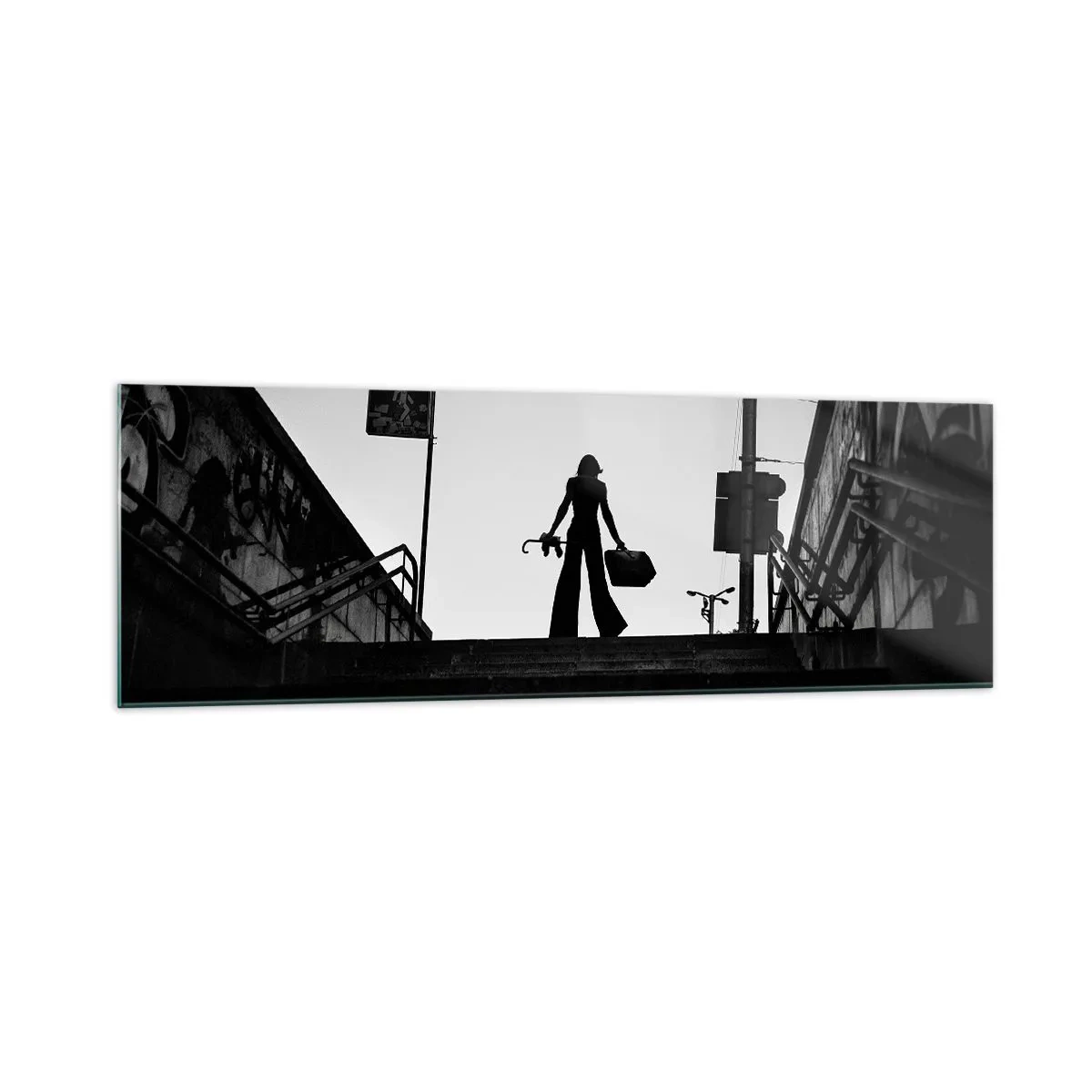 Glasbild - Bild auf glas - Eine Frauenfigur auf der Treppe in Schwarzweiß mit dynamischer Atmosphäre - 160x50cm - Städtisches Wandern - Moderne Wanddekoration für Wohnzimmer und Schlafzimmer ARTTOR