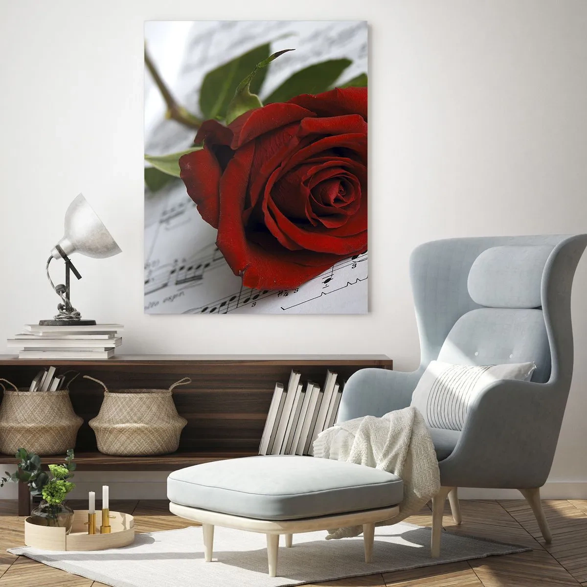 Glasbild - Bild auf glas - Eine rote Rose vor einem Hintergrund aus Musiknoten - 50x70cm - Musik der Gefühle in Scharlach - Moderne Wanddekoration für Wohnzimmer und Schlafzimmer ARTTOR