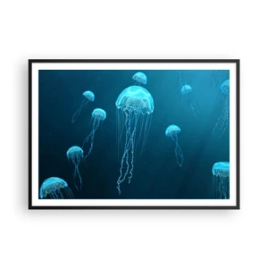 Poster in einem schwarzem Rahmen - Quallen schwimmen in den Tiefen des Ozeans in Blautönen - 100x70cm - Ozeantanz - Moderne Wanddekoration für Wohnzimmer und Schlafzimmer ARTTOR