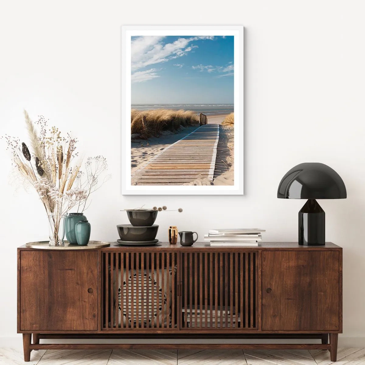 Poster in einem weißen Rahmen - Hinter der Düne, im Rauschen des Grases - 70x100 cm
