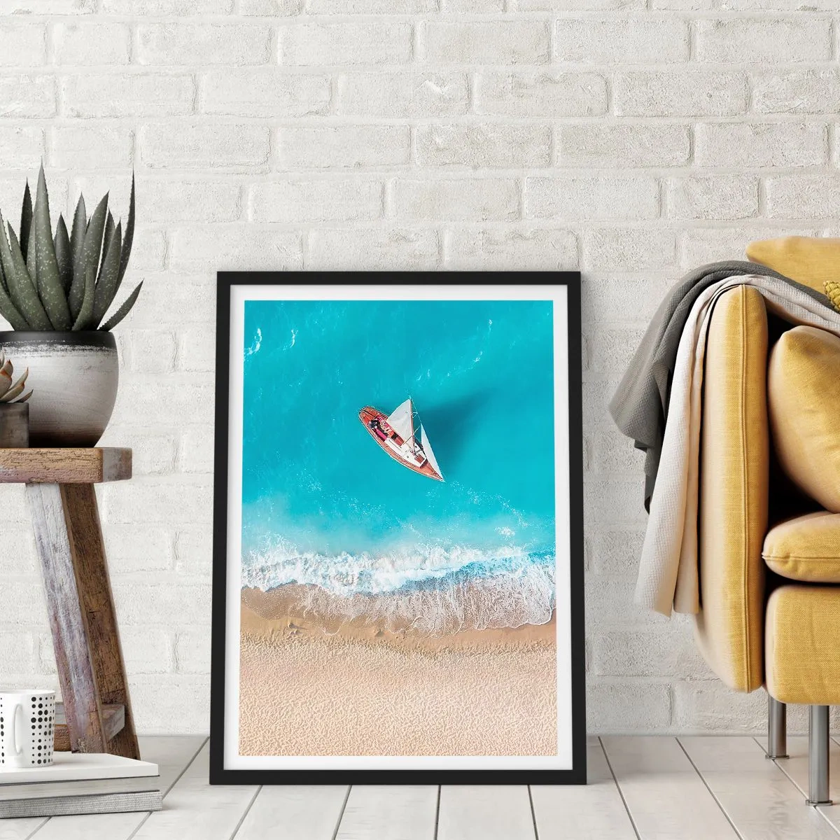 Poster in einem schwarzem Rahmen - Eine Yacht vor dem blauen Meer an der Küste - 50x70cm - An der Grenze von Blau und Gold - Moderne Wanddekoration für Wohnzimmer und Schlafzimmer ARTTOR